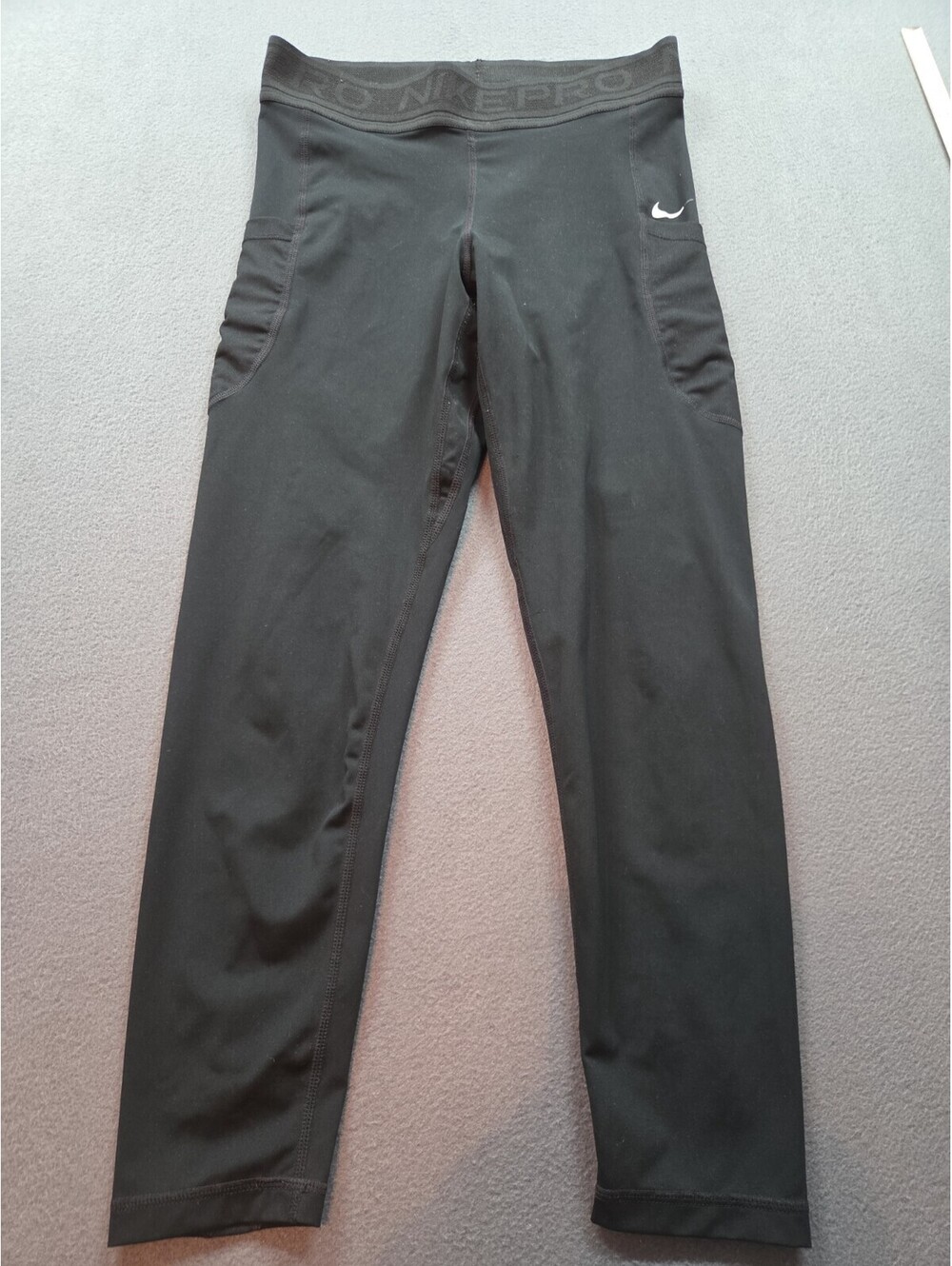 women's black athletic leggings W/media pockets by Nike size M